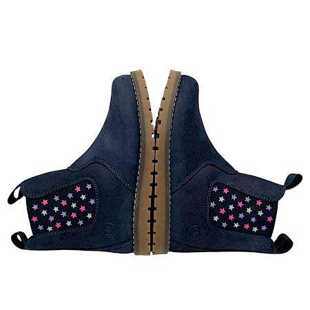 Lotta & Emil Chelsea Boot Winter in Blau mit buntem Sterneinsatz, warmer Fütterung, herausnehmbarer Innensohle und profilierter Laufsohle für Kinder. Lotta & Emil Chelsea Boot Winter in Blau mit buntem Sterneinsatz, warmer Fütterung, herausnehmbarer Innensohle und profilierter Laufsohle für Kinder.