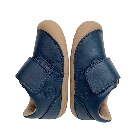 Lotta & Emil Mini Step Lauflernschuh in Blau aus hochwertigem Echtleder mit praktischem Klettverschluss. Weicher, flexibler Erstlingsschuh für Kinder in den Größen 20 bis 22 – ideal für die... Lotta & Emil Mini Step Lauflernschuh in Blau aus hochwertigem Echtleder mit praktischem Klettverschluss. Weicher, flexibler Erstlingsschuh für Kinder in den Größen 20 bis 22 – ideal für die...