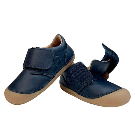 Lotta & Emil Mini Step Lauflernschuh in Blau aus hochwertigem Echtleder mit praktischem Klettverschluss. Weicher, flexibler Erstlingsschuh für Kinder in den Größen 20 bis 22 – ideal für die... Lotta & Emil Mini Step Lauflernschuh in Blau aus hochwertigem Echtleder mit praktischem Klettverschluss. Weicher, flexibler Erstlingsschuh für Kinder in den Größen 20 bis 22 – ideal für die...