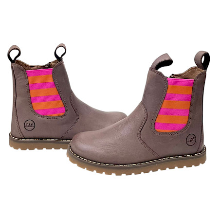 Lotta & Emil Chelsea Boot aus Ölleder mit Lederfutter, herausnehmbarer Innensohle und elastischem Einsatz in Pink und Orange. Lotta & Emil Chelsea Boot aus Ölleder mit Lederfutter, herausnehmbarer Innensohle und elastischem Einsatz in Pink und Orange.
