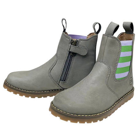Lotta & Emil Chelsea Boot in Flieder und Grün aus Ölleder, kaltgefütterter Unisex-Kinderboot mit elastischem Einsatz, herausnehmbarer Innensohle und Profilsohle. Lotta & Emil Chelsea Boot in Flieder und Grün aus Ölleder, kaltgefütterter Unisex-Kinderboot mit elastischem Einsatz, herausnehmbarer Innensohle und Profilsohle.