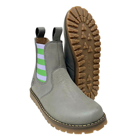 Lotta & Emil Chelsea Boot in Flieder und Grün aus Ölleder, kaltgefütterter Unisex-Kinderboot mit elastischem Einsatz, herausnehmbarer Innensohle und Profilsohle. Lotta & Emil Chelsea Boot in Flieder und Grün aus Ölleder, kaltgefütterter Unisex-Kinderboot mit elastischem Einsatz, herausnehmbarer Innensohle und Profilsohle.