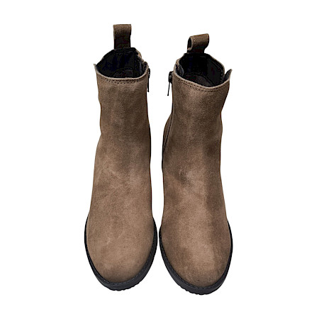 TT.BAGATT 768 Damen-Boot in Taupe mit samtiger Veloursleder-Optik, seitlichem Reißverschluss, Blockabsatz und zeitloser Silhouette – vielseitiger Damen-Boot bei kassedy.de. TT.BAGATT 768 Damen-Boot in Taupe mit samtiger Veloursleder-Optik, seitlichem Reißverschluss, Blockabsatz und zeitloser Silhouette – vielseitiger Damen-Boot bei kassedy.de.