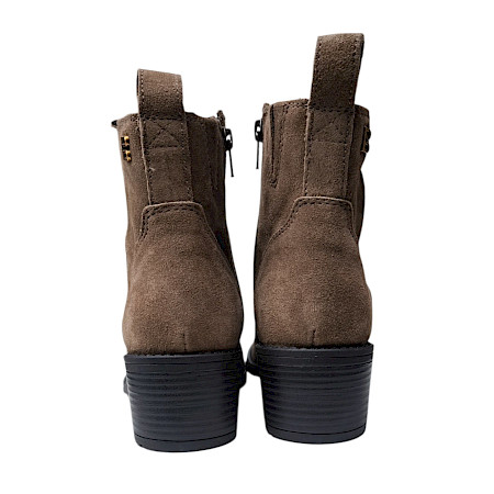 TT.BAGATT 768 Damen-Boot in Taupe mit samtiger Veloursleder-Optik, seitlichem Reißverschluss, Blockabsatz und zeitloser Silhouette – vielseitiger Damen-Boot bei kassedy.de. TT.BAGATT 768 Damen-Boot in Taupe mit samtiger Veloursleder-Optik, seitlichem Reißverschluss, Blockabsatz und zeitloser Silhouette – vielseitiger Damen-Boot bei kassedy.de.