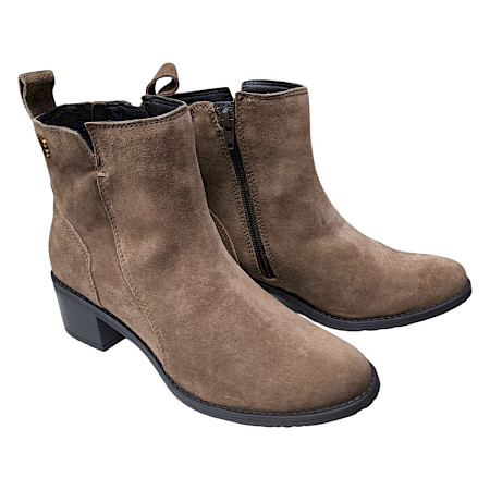TT.BAGATT 768 Damen-Boot in Taupe mit samtiger Veloursleder-Optik, seitlichem Reißverschluss, Blockabsatz und zeitloser Silhouette – vielseitiger Damen-Boot bei kassedy.de. TT.BAGATT 768 Damen-Boot in Taupe mit samtiger Veloursleder-Optik, seitlichem Reißverschluss, Blockabsatz und zeitloser Silhouette – vielseitiger Damen-Boot bei kassedy.de.