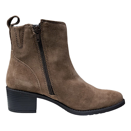 TT.BAGATT 768 Damen-Boot in Taupe mit samtiger Veloursleder-Optik, seitlichem Reißverschluss, Blockabsatz und zeitloser Silhouette – vielseitiger Damen-Boot bei kassedy.de. TT.BAGATT 768 Damen-Boot in Taupe mit samtiger Veloursleder-Optik, seitlichem Reißverschluss, Blockabsatz und zeitloser Silhouette – vielseitiger Damen-Boot bei kassedy.de.