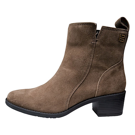 TT.BAGATT 768 Damen-Boot in Taupe mit samtiger Veloursleder-Optik, seitlichem Reißverschluss, Blockabsatz und zeitloser Silhouette – vielseitiger Damen-Boot bei kassedy.de. TT.BAGATT 768 Damen-Boot in Taupe mit samtiger Veloursleder-Optik, seitlichem Reißverschluss, Blockabsatz und zeitloser Silhouette – vielseitiger Damen-Boot bei kassedy.de.
