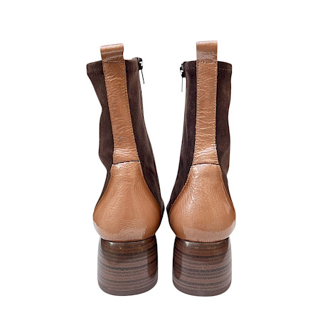 Hispanitas BHI265916 VARSOVIA Damen-Stiefelette in Espresso-Braun mit weichem Materialmix, cognacfarbenen Kontrastdetails, goldfarbener Schmuckschließe, seitlichem Reißverschluss und Blockabsatz... Hispanitas BHI265916 VARSOVIA Damen-Stiefelette in Espresso-Braun mit weichem Materialmix, cognacfarbenen Kontrastdetails, goldfarbener Schmuckschließe, seitlichem Reißverschluss und Blockabsatz...