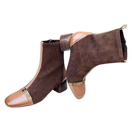 Hispanitas BHI265916 VARSOVIA Damen-Stiefelette in Espresso-Braun mit weichem Materialmix, cognacfarbenen Kontrastdetails, goldfarbener Schmuckschließe, seitlichem Reißverschluss und Blockabsatz... Hispanitas BHI265916 VARSOVIA Damen-Stiefelette in Espresso-Braun mit weichem Materialmix, cognacfarbenen Kontrastdetails, goldfarbener Schmuckschließe, seitlichem Reißverschluss und Blockabsatz...
