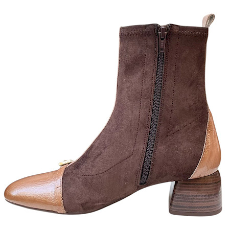 Hispanitas BHI265916 VARSOVIA Damen-Stiefelette in Espresso-Braun mit weichem Materialmix, cognacfarbenen Kontrastdetails, goldfarbener Schmuckschließe, seitlichem Reißverschluss und Blockabsatz... Hispanitas BHI265916 VARSOVIA Damen-Stiefelette in Espresso-Braun mit weichem Materialmix, cognacfarbenen Kontrastdetails, goldfarbener Schmuckschließe, seitlichem Reißverschluss und Blockabsatz...