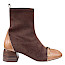 Hispanitas BHI265916 VARSOVIA Damen-Stiefelette in Espresso-Braun mit weichem Materialmix, cognacfarbenen Kontrastdetails, goldfarbener Schmuckschließe, seitlichem Reißverschluss und Blockabsatz – elegante braune Hispanitas Stiefelette bei kassedy.de.