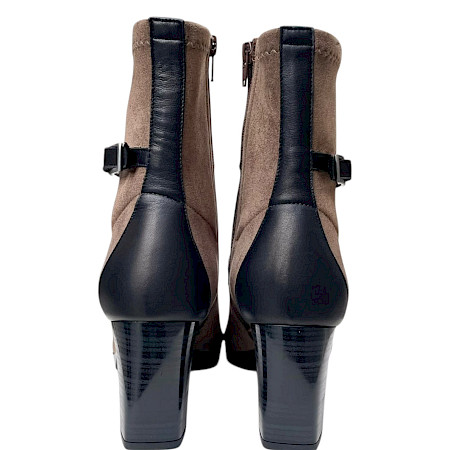 Hispanitas Bangkok Damen-Stiefelette in Soho-Black aus Leder mit taupebrauner Oberfläche, schwarzen Lederdetails, Schnallenriemen, seitlichem Reißverschluss und ca. 4,5 cm Absatz – elegante... Hispanitas Bangkok Damen-Stiefelette in Soho-Black aus Leder mit taupebrauner Oberfläche, schwarzen Lederdetails, Schnallenriemen, seitlichem Reißverschluss und ca. 4,5 cm Absatz – elegante...