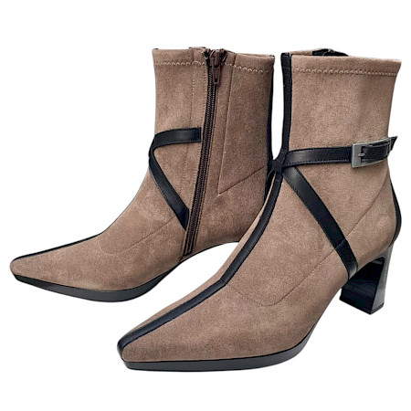 Hispanitas Bangkok Damen-Stiefelette in Soho-Black aus Leder mit taupebrauner Oberfläche, schwarzen Lederdetails, Schnallenriemen, seitlichem Reißverschluss und ca. 4,5 cm Absatz – elegante... Hispanitas Bangkok Damen-Stiefelette in Soho-Black aus Leder mit taupebrauner Oberfläche, schwarzen Lederdetails, Schnallenriemen, seitlichem Reißverschluss und ca. 4,5 cm Absatz – elegante...