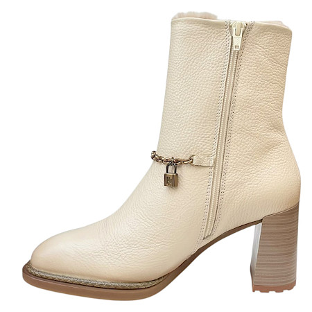 Hispanitas PHI265161 Alabama Damen-Stiefelette in Beige aus weich genarbtem Leder mit warmem Futter, goldfarbener Schmuckkette, seitlichem Reißverschluss und femininem Blockabsatz – elegante beige... Hispanitas PHI265161 Alabama Damen-Stiefelette in Beige aus weich genarbtem Leder mit warmem Futter, goldfarbener Schmuckkette, seitlichem Reißverschluss und femininem Blockabsatz – elegante beige...
