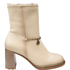 Hispanitas PHI265161 Alabama Damen-Stiefelette in Beige aus weich genarbtem Leder mit warmem Futter, goldfarbener Schmuckkette, seitlichem Reißverschluss und femininem Blockabsatz – elegante beige Hispanitas Leder-Stiefelette bei kassedy.de.