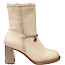 Hispanitas PHI265161 Alabama Damen-Stiefelette in Beige aus weich genarbtem Leder mit warmem Futter, goldfarbener Schmuckkette, seitlichem Reißverschluss und femininem Blockabsatz – elegante beige Hispanitas Leder-Stiefelette bei kassedy.de. Hispanitas PHI265161 Alabama Damen-Stiefelette in Beige aus weich genarbtem Leder mit warmem Futter, goldfarbener Schmuckkette, seitlichem Reißverschluss und femininem Blockabsatz – elegante beige Hispanitas Leder-Stiefelette bei kassedy.de.
