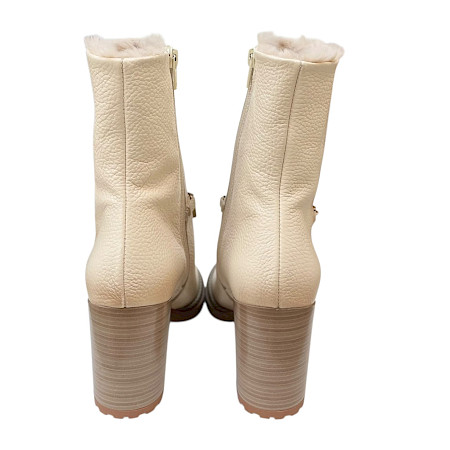 Hispanitas PHI265161 Alabama Damen-Stiefelette in Beige aus weich genarbtem Leder mit warmem Futter, goldfarbener Schmuckkette, seitlichem Reißverschluss und femininem Blockabsatz – elegante beige... Hispanitas PHI265161 Alabama Damen-Stiefelette in Beige aus weich genarbtem Leder mit warmem Futter, goldfarbener Schmuckkette, seitlichem Reißverschluss und femininem Blockabsatz – elegante beige...