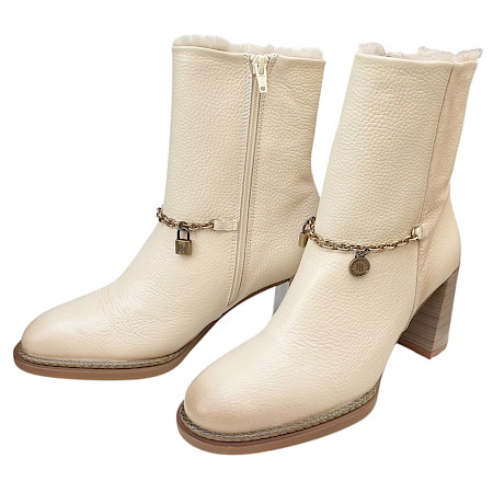 Hispanitas PHI265161 Alabama Damen-Stiefelette in Beige aus weich genarbtem Leder mit warmem Futter, goldfarbener Schmuckkette, seitlichem Reißverschluss und femininem Blockabsatz – elegante beige... Hispanitas PHI265161 Alabama Damen-Stiefelette in Beige aus weich genarbtem Leder mit warmem Futter, goldfarbener Schmuckkette, seitlichem Reißverschluss und femininem Blockabsatz – elegante beige...