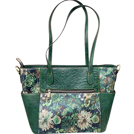 Laura Vita Amep 07 Handtasche in Vert mit floralem Muster, grünen Prägedetails, langen Schulterhenkeln und dekorativem Blumenanhänger. Laura Vita Amep 07 Handtasche in Vert mit floralem Muster, grünen Prägedetails, langen Schulterhenkeln und dekorativem Blumenanhänger.