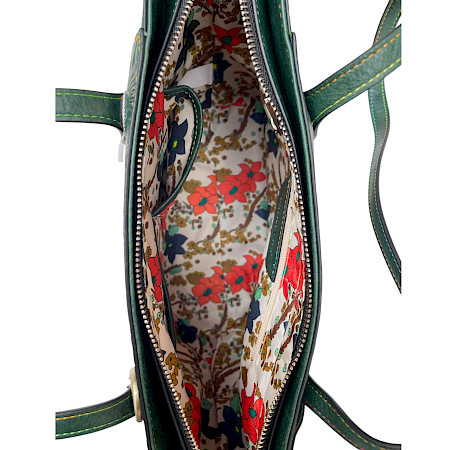 Laura Vita Amep 07 Handtasche in Vert mit floralem Muster, grünen Prägedetails, langen Schulterhenkeln und dekorativem Blumenanhänger. Laura Vita Amep 07 Handtasche in Vert mit floralem Muster, grünen Prägedetails, langen Schulterhenkeln und dekorativem Blumenanhänger.