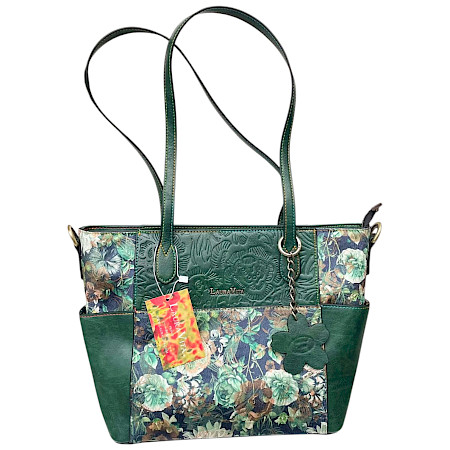 Laura Vita Amep 07 Handtasche in Vert mit floralem Muster, grünen Prägedetails, langen Schulterhenkeln und dekorativem Blumenanhänger. Laura Vita Amep 07 Handtasche in Vert mit floralem Muster, grünen Prägedetails, langen Schulterhenkeln und dekorativem Blumenanhänger.