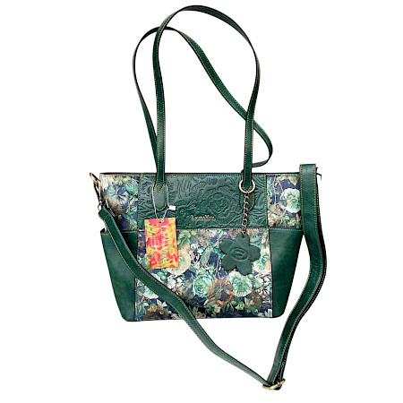 Laura Vita Amep 07 Handtasche in Vert mit floralem Muster, grünen Prägedetails, langen Schulterhenkeln und dekorativem Blumenanhänger. Laura Vita Amep 07 Handtasche in Vert mit floralem Muster, grünen Prägedetails, langen Schulterhenkeln und dekorativem Blumenanhänger.