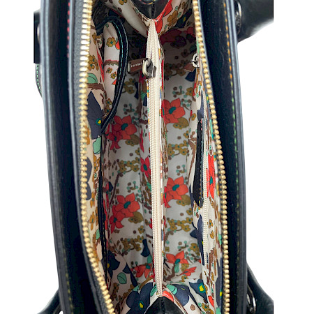 Laura Vita Aramis 05 Handtasche in Noir mit buntem floralem Blumenmuster, schwarzen Tragegriffen und zusätzlichem Schulterriemen. Laura Vita Aramis 05 Handtasche in Noir mit buntem floralem Blumenmuster, schwarzen Tragegriffen und zusätzlichem Schulterriemen.