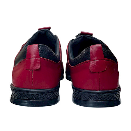 Kristofer 1414G Herren-Schnürschuh in Rot aus Leder mit schwarzen Details, elastischem Gummizugeinsatz und praktischem Slipper-Einstieg – bequemer Lederschuh mit normaler Passform bei kassedy.de. Kristofer 1414G Herren-Schnürschuh in Rot aus Leder mit schwarzen Details, elastischem Gummizugeinsatz und praktischem Slipper-Einstieg – bequemer Lederschuh mit normaler Passform bei kassedy.de.