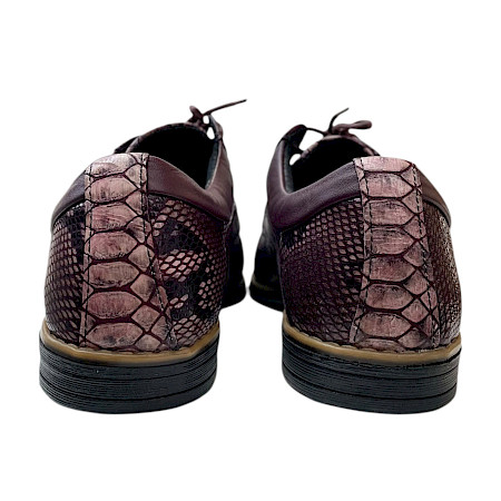 Kristofer 1412 Herren-Schnürschuh in Lila und Bordeaux mit markanter Reptil-Optik, unterschiedlichen Lederstrukturen und eleganter Linienführung – extravaganter Herrenschuh bei kassedy.de. Kristofer 1412 Herren-Schnürschuh in Lila und Bordeaux mit markanter Reptil-Optik, unterschiedlichen Lederstrukturen und eleganter Linienführung – extravaganter Herrenschuh bei kassedy.de.