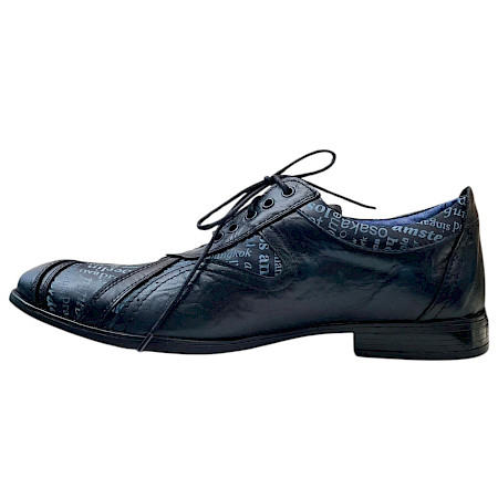 Kristofer 1401 Herren-Schnürschuh in Dunkelblau aus Leder mit außergewöhnlichen hellblauen Schrift-Details, schwarzer Schnürung und flacher Sohle – extravaganter Herrenschuh bei kassedy.de. Kristofer 1401 Herren-Schnürschuh in Dunkelblau aus Leder mit außergewöhnlichen hellblauen Schrift-Details, schwarzer Schnürung und flacher Sohle – extravaganter Herrenschuh bei kassedy.de.