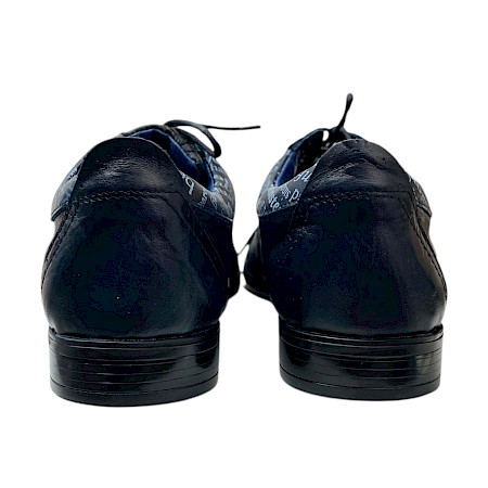 Kristofer 1401 Herren-Schnürschuh in Dunkelblau aus Leder mit außergewöhnlichen hellblauen Schrift-Details, schwarzer Schnürung und flacher Sohle – extravaganter Herrenschuh bei kassedy.de. Kristofer 1401 Herren-Schnürschuh in Dunkelblau aus Leder mit außergewöhnlichen hellblauen Schrift-Details, schwarzer Schnürung und flacher Sohle – extravaganter Herrenschuh bei kassedy.de.