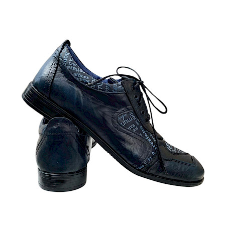 Kristofer 1401 Herren-Schnürschuh in Dunkelblau aus Leder mit außergewöhnlichen hellblauen Schrift-Details, schwarzer Schnürung und flacher Sohle – extravaganter Herrenschuh bei kassedy.de. Kristofer 1401 Herren-Schnürschuh in Dunkelblau aus Leder mit außergewöhnlichen hellblauen Schrift-Details, schwarzer Schnürung und flacher Sohle – extravaganter Herrenschuh bei kassedy.de.