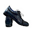 Kristofer 1401 Herren-Schnürschuh in Dunkelblau aus Leder mit außergewöhnlichen hellblauen Schrift-Details, schwarzer Schnürung und flacher Sohle – extravaganter Herrenschuh bei kassedy.de.