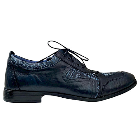 Kristofer 1401 Herren-Schnürschuh in Dunkelblau aus Leder mit außergewöhnlichen hellblauen Schrift-Details, schwarzer Schnürung und flacher Sohle – extravaganter Herrenschuh bei kassedy.de. Kristofer 1401 Herren-Schnürschuh in Dunkelblau aus Leder mit außergewöhnlichen hellblauen Schrift-Details, schwarzer Schnürung und flacher Sohle – extravaganter Herrenschuh bei kassedy.de.
