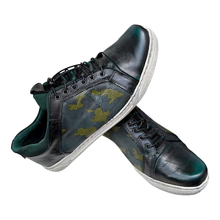 Kristofer 1414G Herren-Schnürschuh in Grün und Schwarz aus Leder mit Camouflage-Einsätzen, elastischem Zipper-Gummizug-System und heller sportlicher Sohle – außergewöhnlicher Herrenschuh bei... Kristofer 1414G Herren-Schnürschuh in Grün und Schwarz aus Leder mit Camouflage-Einsätzen, elastischem Zipper-Gummizug-System und heller sportlicher Sohle – außergewöhnlicher Herrenschuh bei...