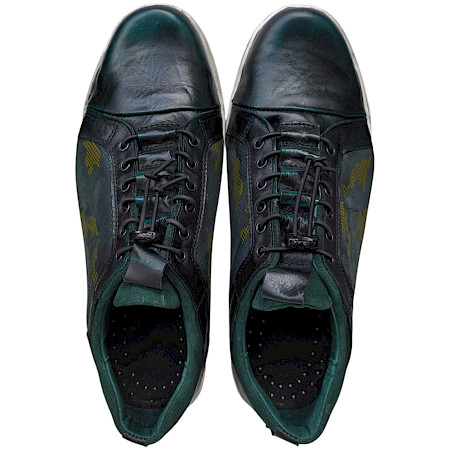 Kristofer 1414G Herren-Schnürschuh in Grün und Schwarz aus Leder mit Camouflage-Einsätzen, elastischem Zipper-Gummizug-System und heller sportlicher Sohle – außergewöhnlicher Herrenschuh bei... Kristofer 1414G Herren-Schnürschuh in Grün und Schwarz aus Leder mit Camouflage-Einsätzen, elastischem Zipper-Gummizug-System und heller sportlicher Sohle – außergewöhnlicher Herrenschuh bei...