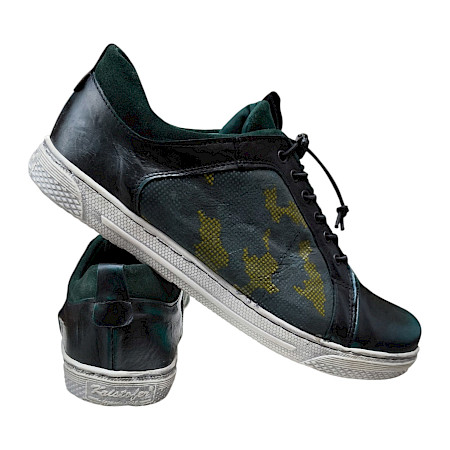Kristofer 1414G Herren-Schnürschuh in Grün und Schwarz aus Leder mit Camouflage-Einsätzen, elastischem Zipper-Gummizug-System und heller sportlicher Sohle – außergewöhnlicher Herrenschuh bei... Kristofer 1414G Herren-Schnürschuh in Grün und Schwarz aus Leder mit Camouflage-Einsätzen, elastischem Zipper-Gummizug-System und heller sportlicher Sohle – außergewöhnlicher Herrenschuh bei...