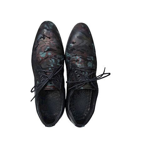 Kristofer 1412 Herren-Schnürschuh in Schwarz mit dunkler Camouflage-Optik in Grün, Petrol und Braun, schwarzen Lederdetails und eleganter Silhouette – außergewöhnlicher Herrenschuh bei... Kristofer 1412 Herren-Schnürschuh in Schwarz mit dunkler Camouflage-Optik in Grün, Petrol und Braun, schwarzen Lederdetails und eleganter Silhouette – außergewöhnlicher Herrenschuh bei...