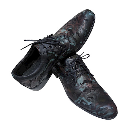 Kristofer 1412 Herren-Schnürschuh in Schwarz mit dunkler Camouflage-Optik in Grün, Petrol und Braun, schwarzen Lederdetails und eleganter Silhouette – außergewöhnlicher Herrenschuh bei... Kristofer 1412 Herren-Schnürschuh in Schwarz mit dunkler Camouflage-Optik in Grün, Petrol und Braun, schwarzen Lederdetails und eleganter Silhouette – außergewöhnlicher Herrenschuh bei...