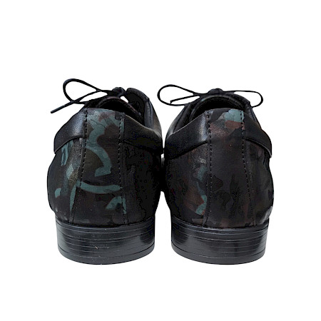 Kristofer 1412 Herren-Schnürschuh in Schwarz mit dunkler Camouflage-Optik in Grün, Petrol und Braun, schwarzen Lederdetails und eleganter Silhouette – außergewöhnlicher Herrenschuh bei... Kristofer 1412 Herren-Schnürschuh in Schwarz mit dunkler Camouflage-Optik in Grün, Petrol und Braun, schwarzen Lederdetails und eleganter Silhouette – außergewöhnlicher Herrenschuh bei...
