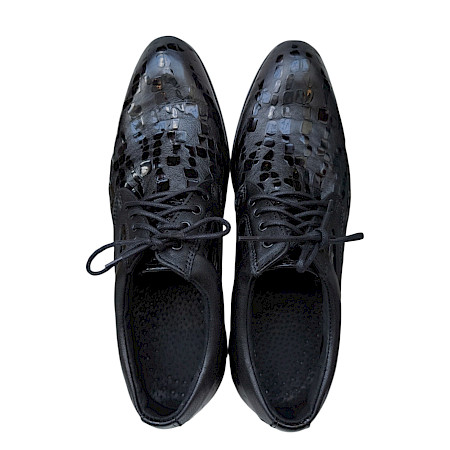 Kristofer 1412 Herren-Schnürschuh in Schwarz mit glänzendem Kroko- und Reptilmuster, schwarzen Lederdetails, klassischer Schnürung und eleganter Silhouette – außergewöhnlicher schwarzer... Kristofer 1412 Herren-Schnürschuh in Schwarz mit glänzendem Kroko- und Reptilmuster, schwarzen Lederdetails, klassischer Schnürung und eleganter Silhouette – außergewöhnlicher schwarzer...