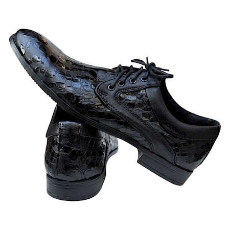 Kristofer 1412 Herren-Schnürschuh in Schwarz mit glänzendem Kroko- und Reptilmuster, schwarzen Lederdetails, klassischer Schnürung und eleganter Silhouette – außergewöhnlicher schwarzer... Kristofer 1412 Herren-Schnürschuh in Schwarz mit glänzendem Kroko- und Reptilmuster, schwarzen Lederdetails, klassischer Schnürung und eleganter Silhouette – außergewöhnlicher schwarzer...