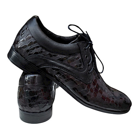 Kristofer 1412 Herren-Schnürschuh in Schwarz mit glänzendem Kroko- und Reptilmuster, schwarzen Lederdetails, klassischer Schnürung und eleganter Silhouette – außergewöhnlicher schwarzer... Kristofer 1412 Herren-Schnürschuh in Schwarz mit glänzendem Kroko- und Reptilmuster, schwarzen Lederdetails, klassischer Schnürung und eleganter Silhouette – außergewöhnlicher schwarzer...