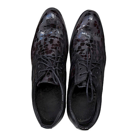 Kristofer 1412 Herren-Schnürschuh in Bordo und Schwarz mit glänzendem Kroko- und Reptilmuster, schwarzen Kontrastdetails und eleganter Silhouette – außergewöhnlicher Herrenschuh bei kassedy.de. Kristofer 1412 Herren-Schnürschuh in Bordo und Schwarz mit glänzendem Kroko- und Reptilmuster, schwarzen Kontrastdetails und eleganter Silhouette – außergewöhnlicher Herrenschuh bei kassedy.de.