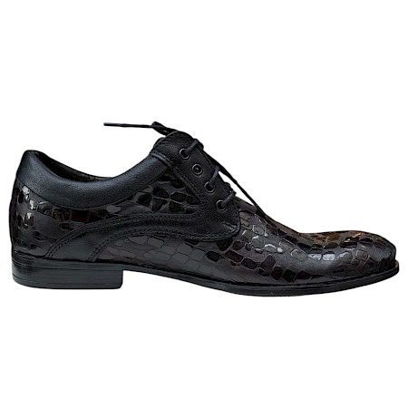 Kristofer 1412 Herren-Schnürschuh in Bordo und Schwarz mit glänzendem Kroko- und Reptilmuster, schwarzen Kontrastdetails und eleganter Silhouette – außergewöhnlicher Herrenschuh bei kassedy.de. Kristofer 1412 Herren-Schnürschuh in Bordo und Schwarz mit glänzendem Kroko- und Reptilmuster, schwarzen Kontrastdetails und eleganter Silhouette – außergewöhnlicher Herrenschuh bei kassedy.de.