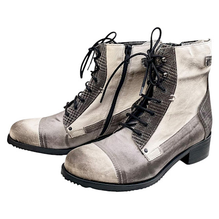 Charme Etnic 62 Damen-Stiefelette aus Echtleder in Creme, Beige und Taupe mit Schnürung, seitlichem Reißverschluss, Fütterung und kleinem Absatz. Charme Etnic 62 Damen-Stiefelette aus Echtleder in Creme, Beige und Taupe mit Schnürung, seitlichem Reißverschluss, Fütterung und kleinem Absatz.