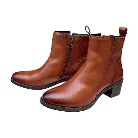 TT.BAGATT 768 Damen-Stiefelette in Cognac aus Leder mit seitlichem Reißverschluss, femininem Blockabsatz und zeitloser Silhouette – elegante cognacfarbene Damen-Stiefelette bei kassedy.de. TT.BAGATT 768 Damen-Stiefelette in Cognac aus Leder mit seitlichem Reißverschluss, femininem Blockabsatz und zeitloser Silhouette – elegante cognacfarbene Damen-Stiefelette bei kassedy.de.