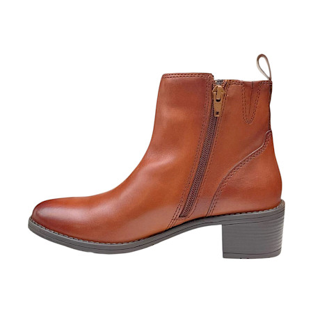 TT.BAGATT 768 Damen-Stiefelette in Cognac aus Leder mit seitlichem Reißverschluss, femininem Blockabsatz und zeitloser Silhouette – elegante cognacfarbene Damen-Stiefelette bei kassedy.de. TT.BAGATT 768 Damen-Stiefelette in Cognac aus Leder mit seitlichem Reißverschluss, femininem Blockabsatz und zeitloser Silhouette – elegante cognacfarbene Damen-Stiefelette bei kassedy.de.
