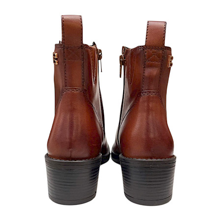 TT.BAGATT 768 Damen-Stiefelette in Cognac aus Leder mit seitlichem Reißverschluss, femininem Blockabsatz und zeitloser Silhouette – elegante cognacfarbene Damen-Stiefelette bei kassedy.de. TT.BAGATT 768 Damen-Stiefelette in Cognac aus Leder mit seitlichem Reißverschluss, femininem Blockabsatz und zeitloser Silhouette – elegante cognacfarbene Damen-Stiefelette bei kassedy.de.