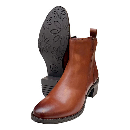 TT.BAGATT 768 Damen-Stiefelette in Cognac aus Leder mit seitlichem Reißverschluss, femininem Blockabsatz und zeitloser Silhouette – elegante cognacfarbene Damen-Stiefelette bei kassedy.de. TT.BAGATT 768 Damen-Stiefelette in Cognac aus Leder mit seitlichem Reißverschluss, femininem Blockabsatz und zeitloser Silhouette – elegante cognacfarbene Damen-Stiefelette bei kassedy.de.